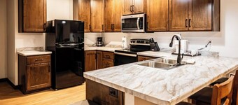 Brillion 2‑Bedroom Suite w/ Full Kitchen Near Ariens – Unit #6