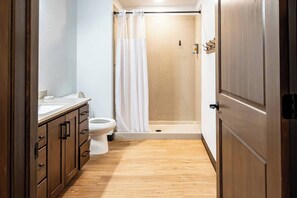 Shower, hair dryer, soap - Luxury Suites #6 (Brillion)