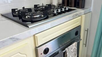 Refrigerador, horno, parrilla de estufa y cafetera y tetera