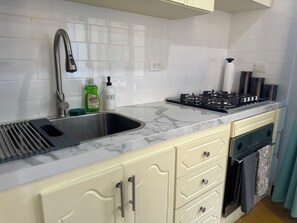 Fridge, oven, stovetop, coffee/tea maker