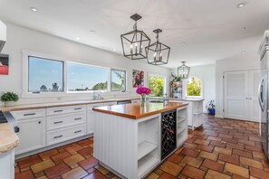 Een koelkast, een vaatwasser