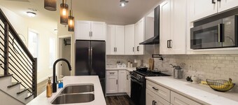 4 -bed house in Downtown Dallas with movie theatre rooftop