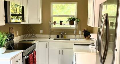 Private 2 Bed and 2 Bath ADU House with Garage!