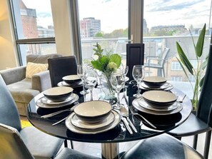 アパートメント 4 ベッドルーム バリアフリー バルコニー | ダイニングルーム