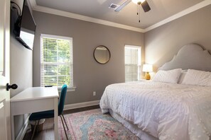 3 bedrooms, iron/ironing board, travel cot, free WiFi - The Adele @ Oxford Farms- Tucked off South Lamar! Two Miles from The Square! (Oxford)