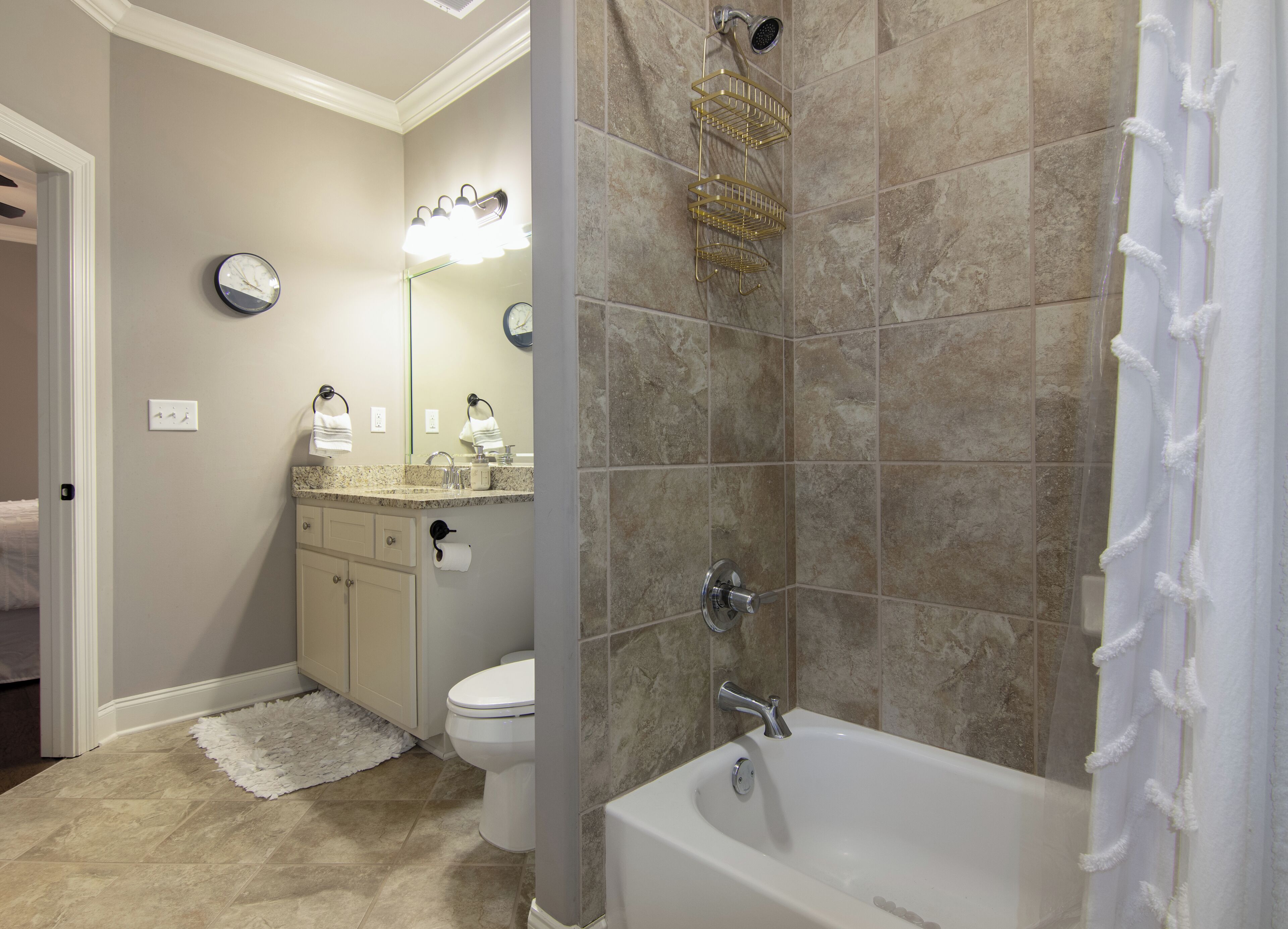 Ein Badezimmer mit Badewanne, Toilette, Waschbecken und Duschbereich.