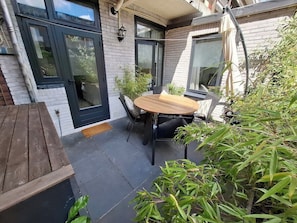 Outdoor dining - Canal apartment + garden + BBQ ~ 10mins walk to center (Haarlem)