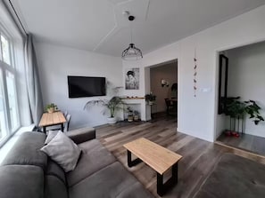 Living area - Canal apartment + garden + BBQ ~ 10mins walk to center (Haarlem)