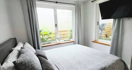 Canal apartment + garden + BBQ ~ 10mins walk to center