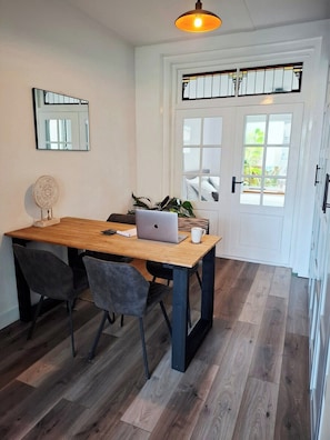 Dining - Canal apartment + garden + BBQ ~ 10mins walk to center (Haarlem)