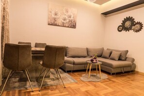 Apartment, 2 Schlafzimmer, Balkon, Stadtblick | Wohnzimmer