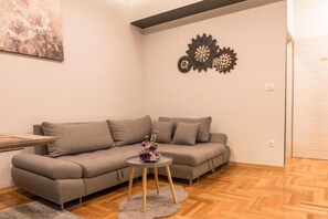 Apartment, 2 Bedrooms, Balcony, City View | Living room