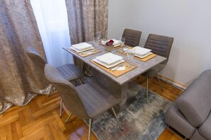 Apartment, 2 Bedrooms, Balcony, City View | Dining room