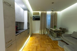Departamento, 2 habitaciones, balcón, vista a la ciudad | Sala de estar