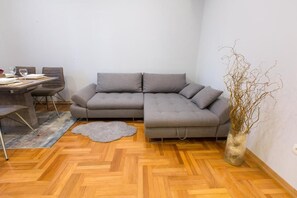 Apartment, 2 Schlafzimmer, Balkon, Stadtblick | Wohnzimmer