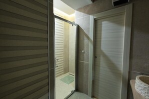 Apartment, 2 Bedrooms, Balcony, City View | Bathroom - Villa U Sredistu Splita (Split)