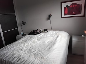 2 habitaciones, tabla de planchar con plancha, wifi y ropa de cama