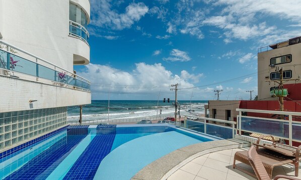 Apartamento básico | Piscina | Una piscina al aire libre