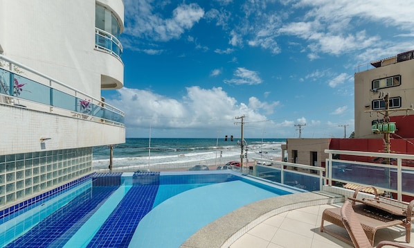 Apartamento básico | Piscina | Una piscina al aire libre