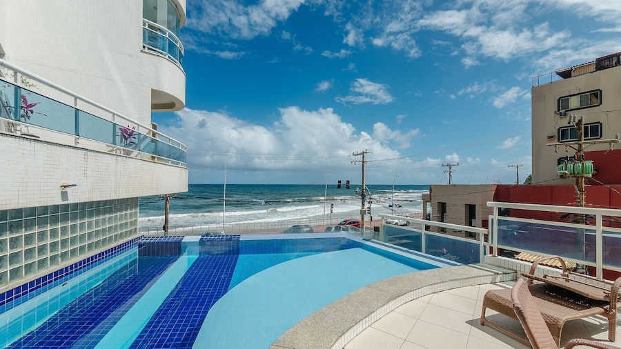 Apt w/ Balcony & View, Steps From the sea Opr0303