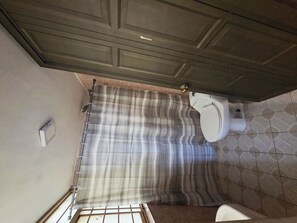 Douche, séchoir à cheveux, serviettes fournies, savon