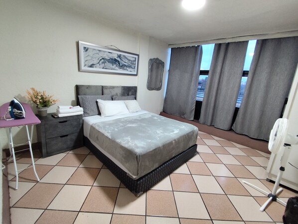 2 habitaciones, tabla de planchar con plancha y acceso a internet