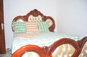 3 slaapkamers, een strijkplank/strijkijzer, internet, beddengoed