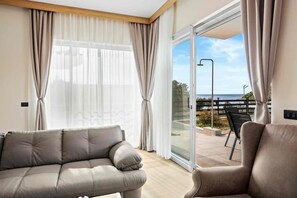 Ferienhaus, 4 Schlafzimmer, Raucher, eigener Pool | Wohnbereich | Bücher