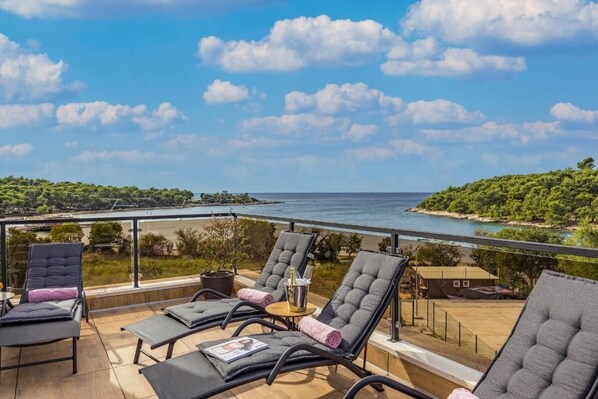 House, 4 Bedrooms, Smoking, Private Pool | Teres/patio