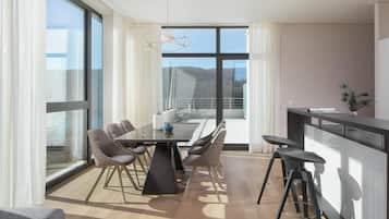 Apartment, 3 Bedrooms, Accessible, Smoking | Dining room