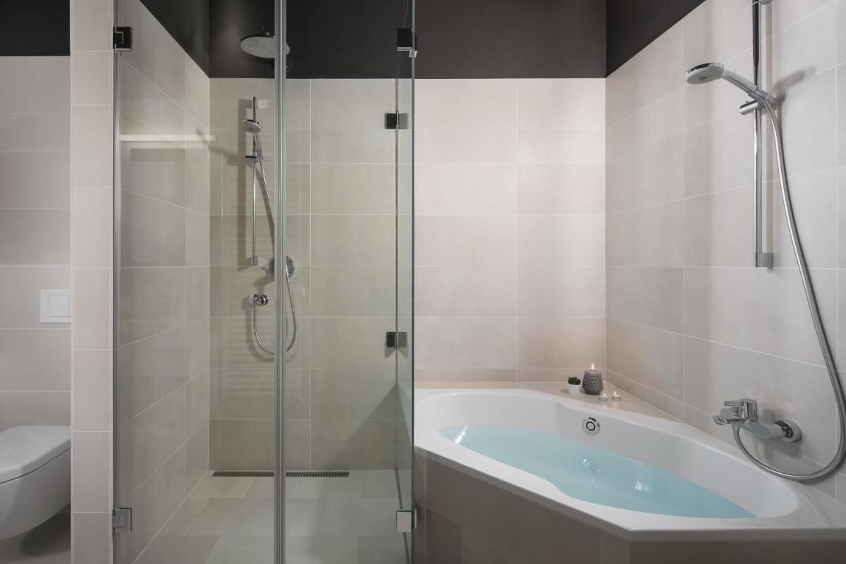 Apartment, 3 Bedrooms, Accessible, Smoking | Bathroom