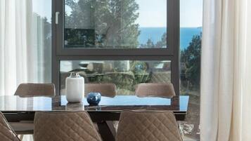Apartment, 3 Bedrooms, Accessible, Smoking | Dining room