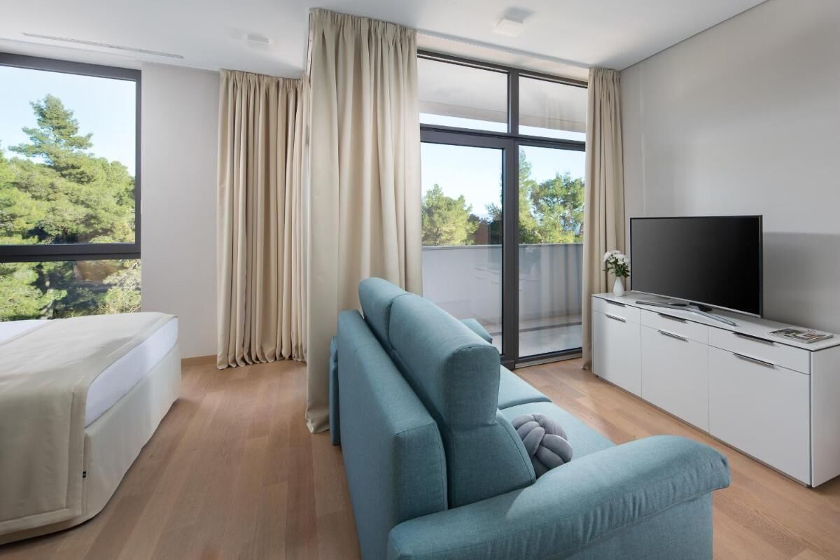 Apartment, 3 Bedrooms, Accessible, Smoking | Living room