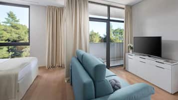 Apartment, 3 Bedrooms, Accessible, Smoking | Living room