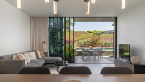 Un salon moderne avec un canapé, une table à manger et un téléviseur.