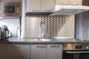 Apartment, 3 Bedrooms, Smoking, City View | Interior