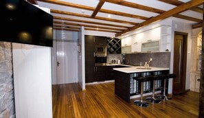 Apartment, 1 Bedroom, Smoking, City View | Interior