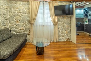 Apartment, 1 Bedroom, Smoking, City View | Living room