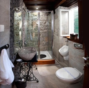Apartment, 1 Bedroom, Smoking, City View | Bathroom