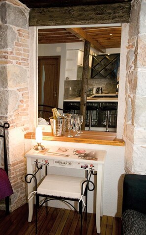 Apartment, 1 Bedroom, Smoking, City View | Interior