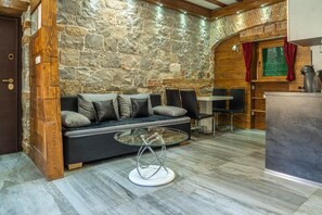 Studio, 1 Bedroom, Smoking, Balcony | Living room