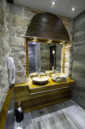 Studio, 1 Bedroom, Smoking, Balcony | Bathroom