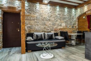 Studio, 1 Bedroom, Smoking, Balcony | Living room