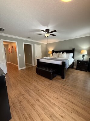 6 dormitorios, tabla de planchar con plancha, ropa de cama