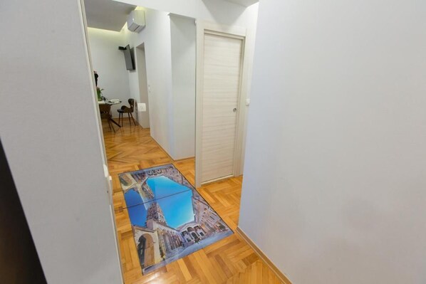 المنشأة من الداخل