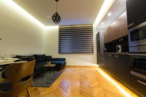 Apartment, 2 Bedrooms, Smoking, City View | Living room