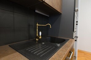 Apartment, 2 Bedrooms, Smoking, City View | Private kitchen