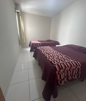 2 habitaciones, tabla de planchar con plancha, internet y ropa de cama