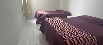 Up to 10 people, close to shopping mall, air conditioning, garage, apt A