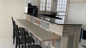 Kjøleskap, mikrobølgeovn, ovn og kjøkkenutstyr